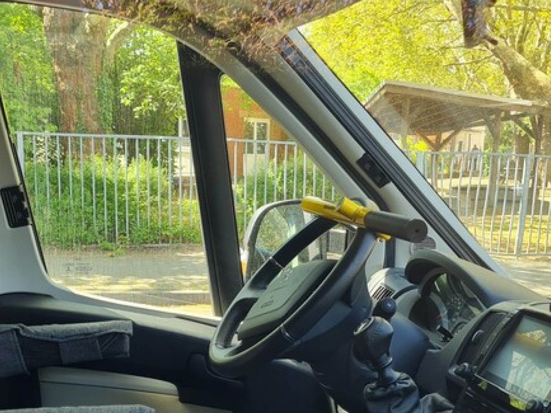 Fahrerkabine eines Wohnmobils mit Lenkradschloss